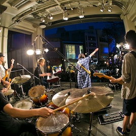 植田真梨恵、バンド従え三角公園前で熱唱