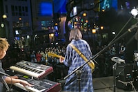 アメリカ村三角公園前RIBIAで行われた植田真梨恵「はなしはそれからだ」リリース記念ライブの様子。