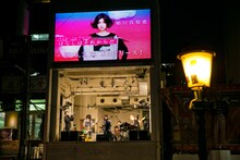 アメリカ村三角公園前RIBIAで行われた植田真梨恵「はなしはそれからだ」リリース記念ライブの様子。