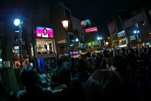 アメリカ村三角公園前RIBIAで行われた植田真梨恵「はなしはそれからだ」リリース記念ライブの様子。