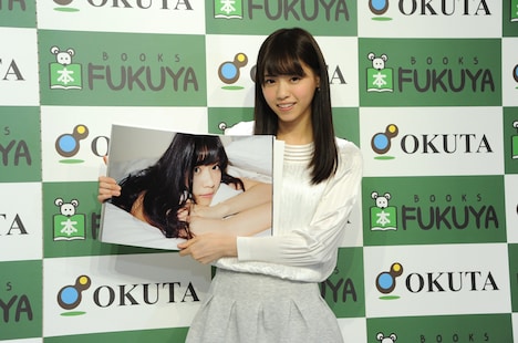 「普段着」の中でのお気に入りのページを見せる西野七瀬。