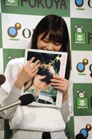 記者からの質問に答える西野七瀬。