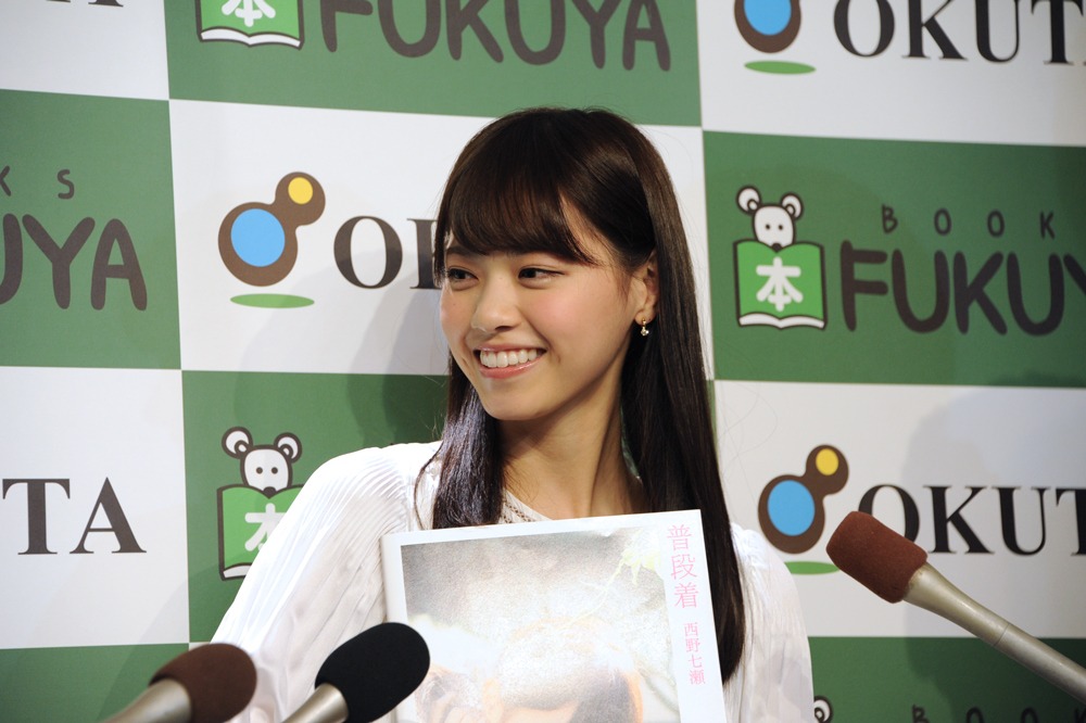 記者からの質問に答える西野七瀬。