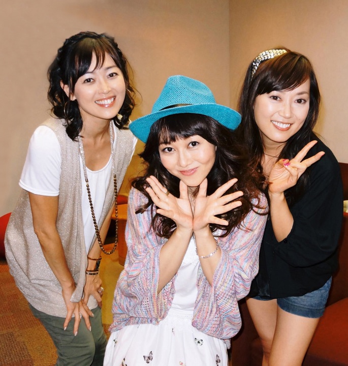 左から中村由真、浅香唯、大西結花。
