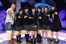 「A-Studio」出演時のももいろクローバーZ、MCの笑福亭鶴瓶、アシスタントの山下リオ。 (c)TBS