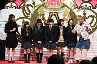 「A-Studio」出演時のももいろクローバーZ、MCの笑福亭鶴瓶、アシスタントの山下リオ。 (c)TBS