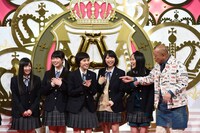 「A-Studio」出演時のももいろクローバーZとMCの笑福亭鶴瓶。 (c)TBS