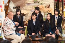 「A-Studio」出演時のももいろクローバーZとMCの笑福亭鶴瓶。 (c)TBS