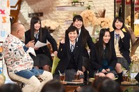 「A-Studio」出演時のももいろクローバーZとMCの笑福亭鶴瓶。 (c)TBS