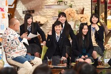 「A-Studio」出演時のももいろクローバーZとMCの笑福亭鶴瓶。 (c)TBS