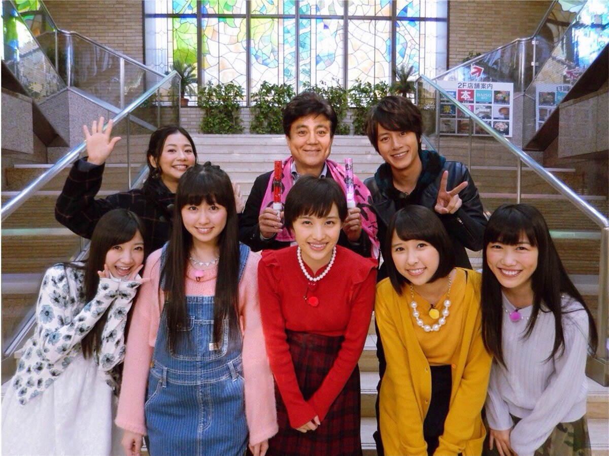 「誰だって波瀾爆笑」出演時のももいろクローバーZとMCの関根麻里、堀尾正明、溝端淳平。 (c)日本テレビ