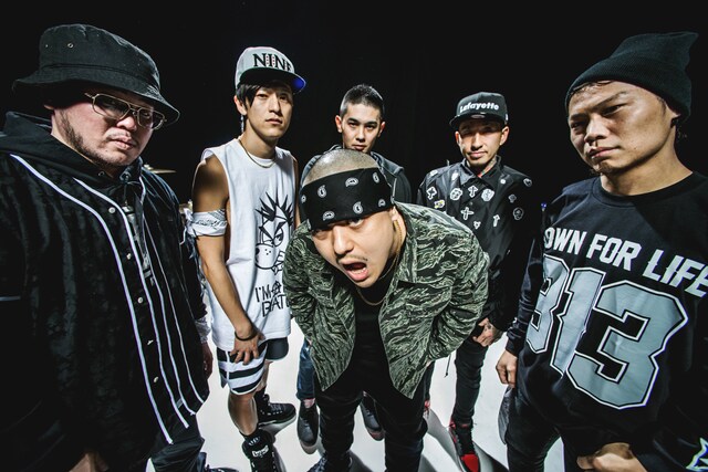 OZROSAURUSの新たなアーティスト写真。左からGUNHEAD、Bunta、MACCHO、DJ SN-Z、武史、YD。