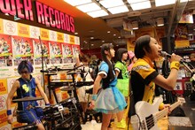 東京・タワーレコード渋谷店でインストアライブを行うGacharic Spin。