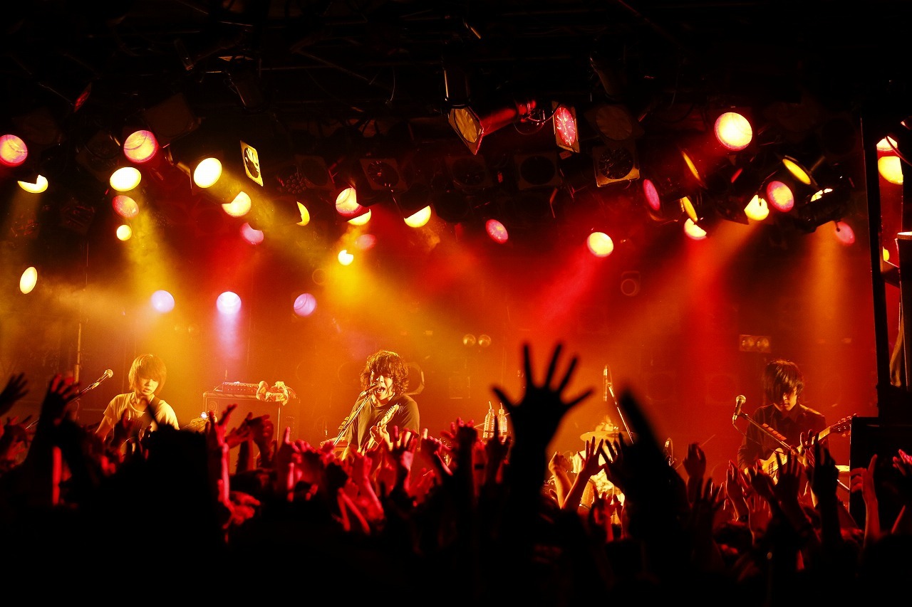 KANA-BOON「KANA-BOONのとぅるとぅるかむとぅるーTOUR 2015 ～クアトロだってばよ！編～」東京・渋谷CLUB QUATTRO公演の様子。（撮影：山川哲矢）