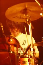 小泉貴裕（Dr）（撮影：山川哲矢）