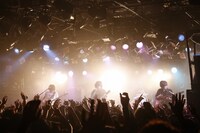 KANA-BOON「KANA-BOONのとぅるとぅるかむとぅるーTOUR 2015 ～クアトロだってばよ！編～」東京・渋谷CLUB QUATTRO公演の様子。（撮影：山川哲矢）