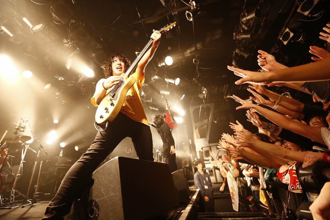 KANA-BOON「KANA-BOONのとぅるとぅるかむとぅるーTOUR 2015 ～クアトロだってばよ！編～」東京・渋谷CLUB QUATTRO公演の様子。（撮影：山川哲矢）