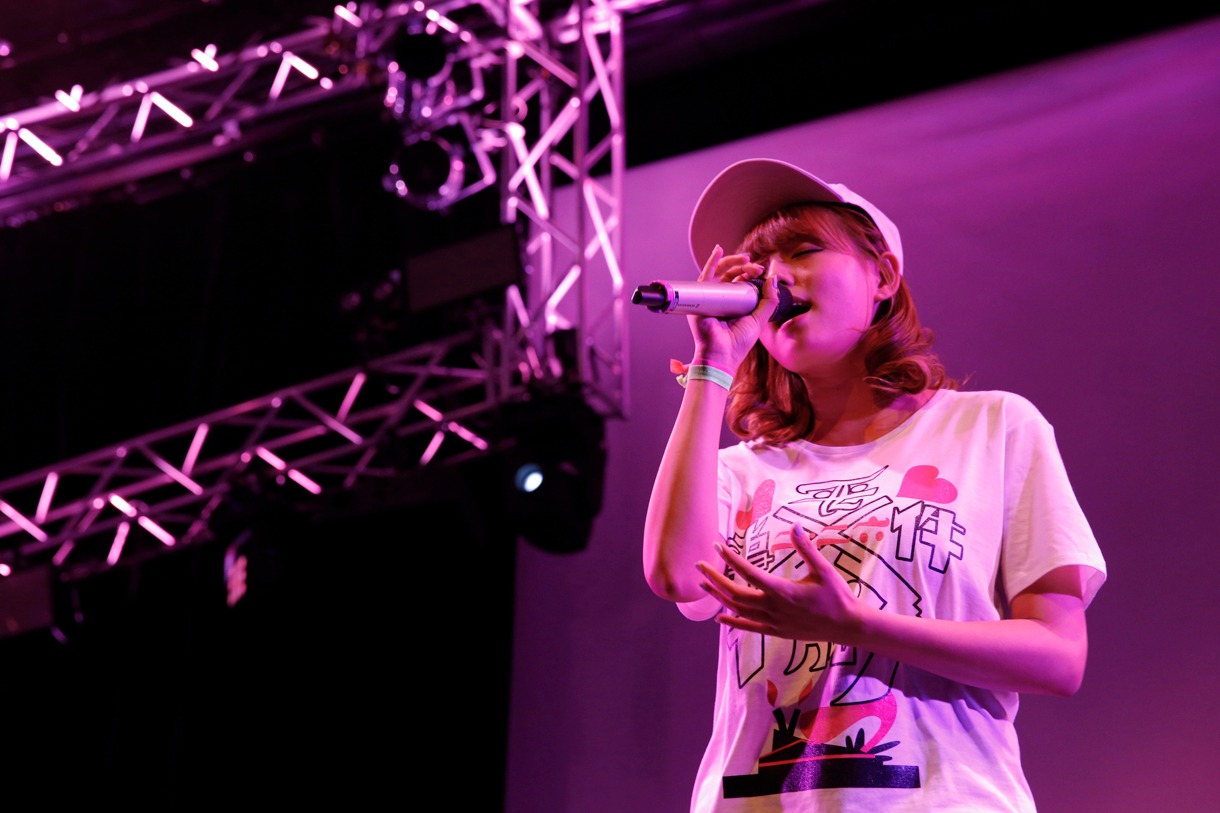 自身の生誕イベントにてライブを行う篠崎愛。（Photo by Hajime Kamiiisaka）