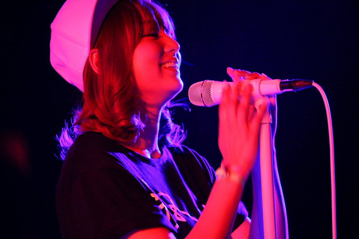 自身の生誕イベントにてライブを行う篠崎愛。（Photo by Hajime Kamiiisaka）