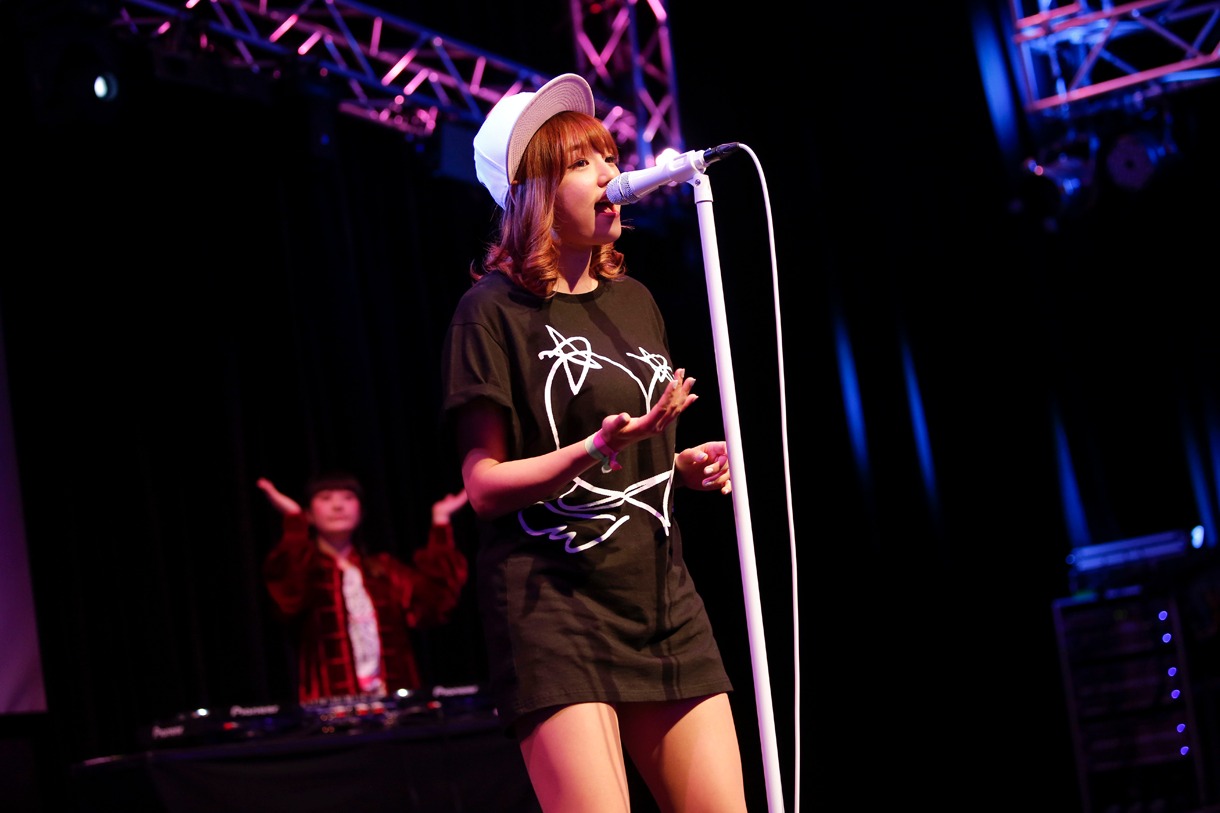 自身の生誕イベントにてライブを行う篠崎愛。（Photo by Hajime Kamiiisaka）