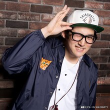 「しぶかつ刺繍キャップ」をかぶるDJ WILDPARTY。(c)イーピャオ・小山ゆうじろう / 集英社