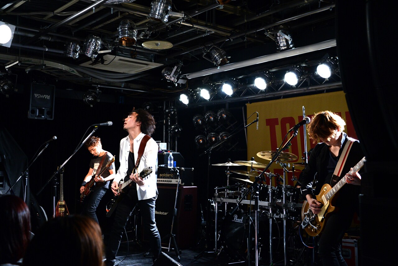 小林太郎「DOWNBEAT」発売記念インストアライブの様子。