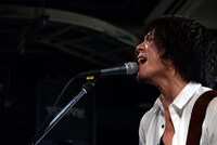 小林太郎「DOWNBEAT」発売記念インストアライブの様子。