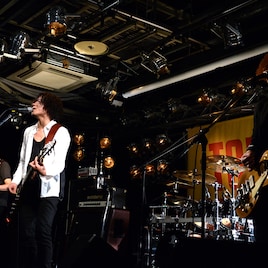 小林太郎「DOWNBEAT」記念インストア熱演、Nirvanaカバーも