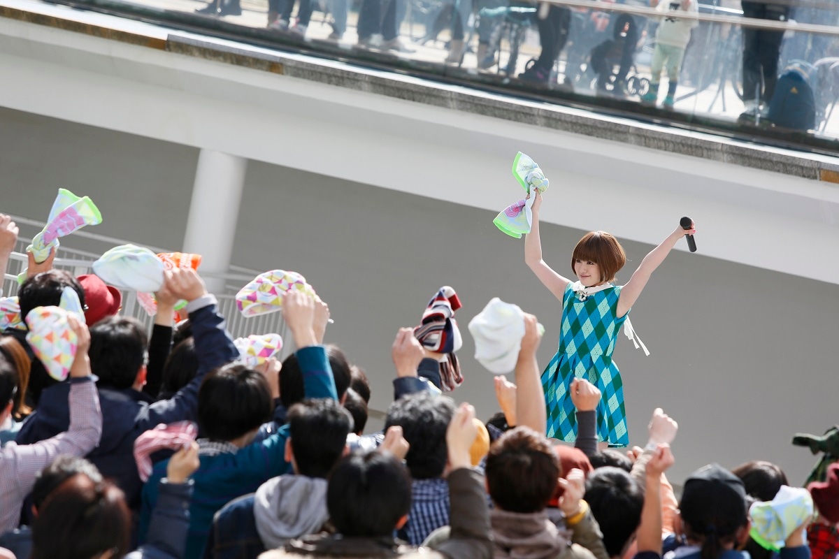 2月28日にららぽーと豊洲で行われた武藤彩未「I-POP」発売記念フリーライブ1回目の様子の様子。（撮影：石井亜希）