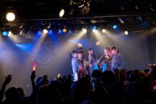 ゆるめるモ！によるライブの様子。