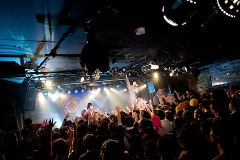 ゆるめるモ！によるライブの様子。