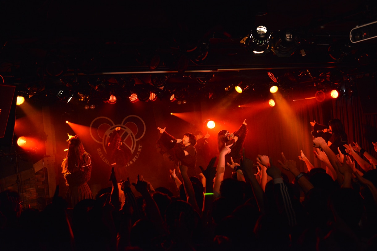 BELLRING少女ハートによるライブの様子。
