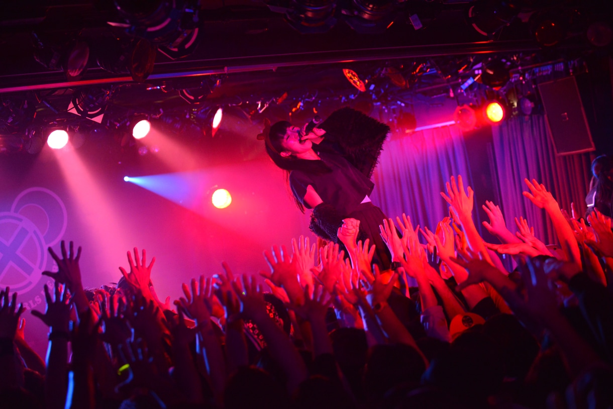 BELLRING少女ハートによるライブの様子。
