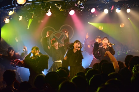 BELLRING少女ハートによるライブの様子。
