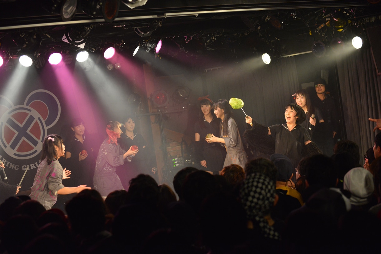 BELLRING少女ハートによるライブの様子。