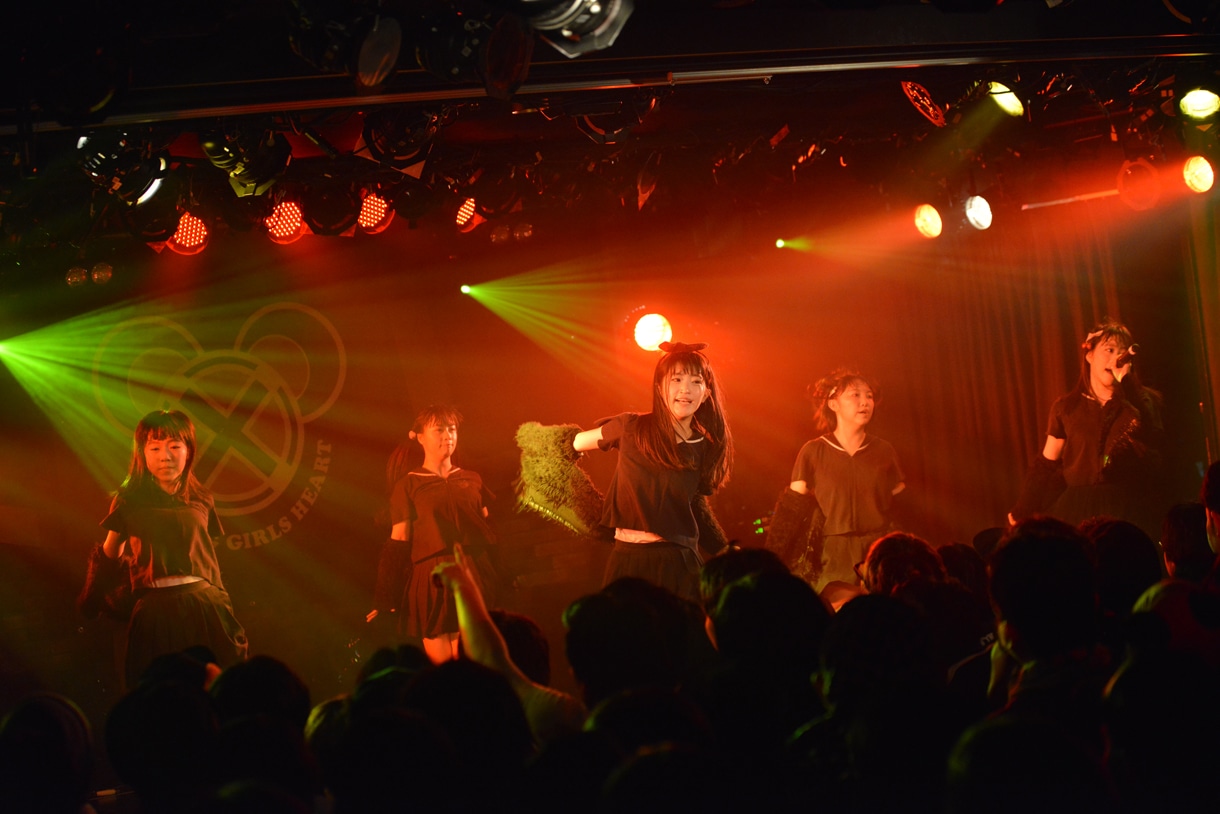 BELLRING少女ハートによるライブの様子。