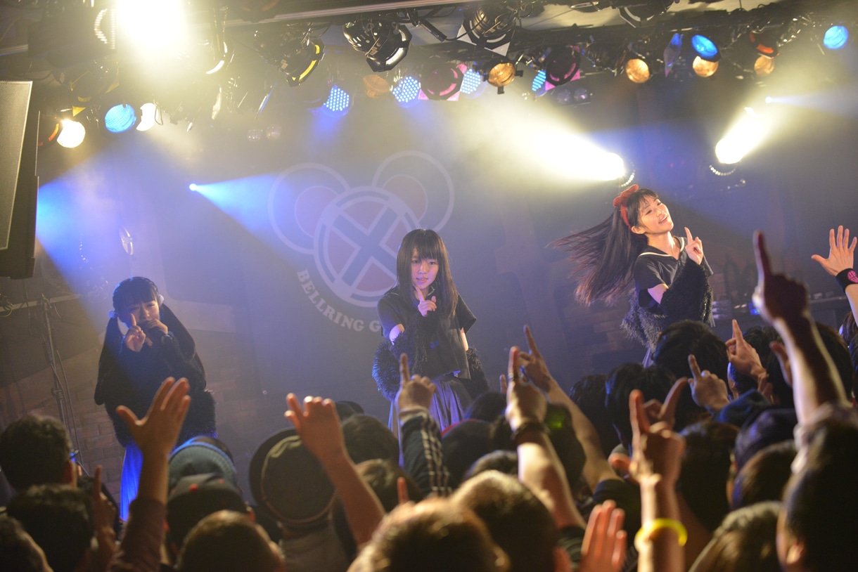 BELLRING少女ハートによるライブの様子。
