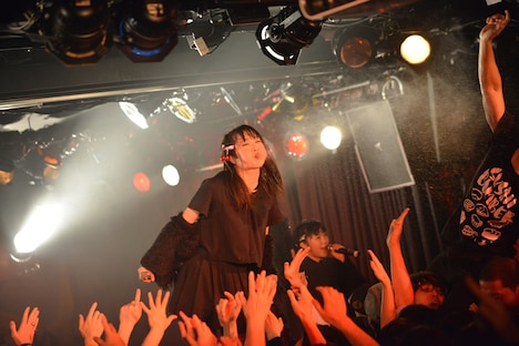 水を吹く仲野珠梨。