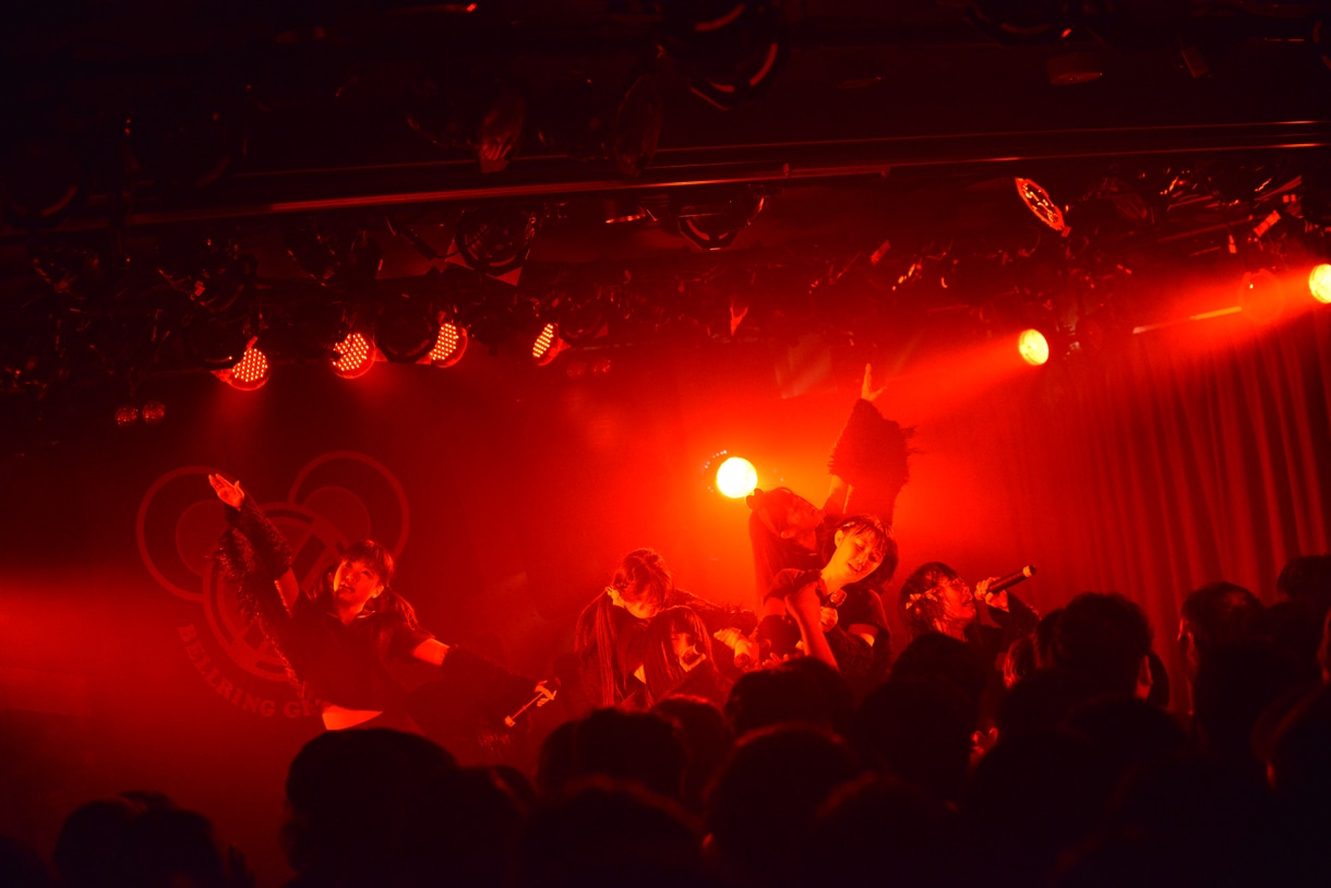 BELLRING少女ハートによるライブの様子。