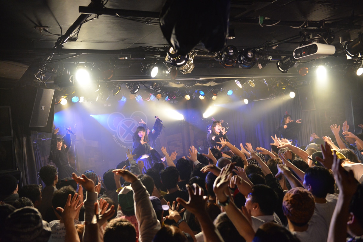 BELLRING少女ハートによるライブの様子。