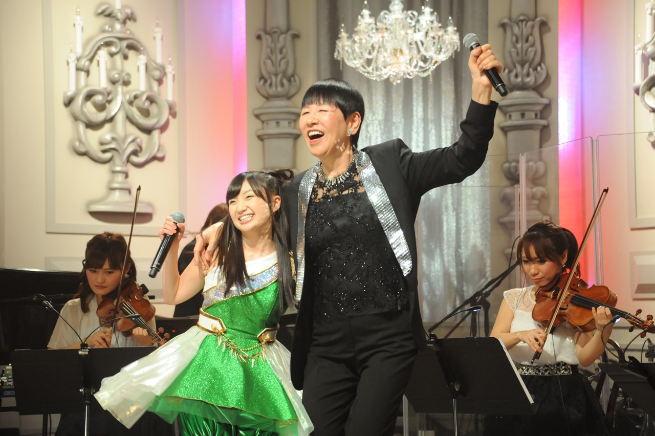 2人で「古い日記」を歌う有安杏果（左）と和田アキ子（右）。 (c)スカパー！音楽祭 2015