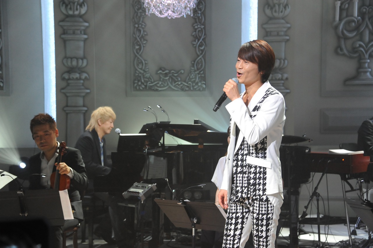 小室哲哉のピアノに乗せて歌う氷川きよし。(c)スカパー！音楽祭 2015