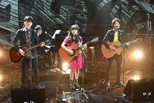 miwa（中央）とWaTによるユニット「miWaT」。(c)スカパー！音楽祭 2015