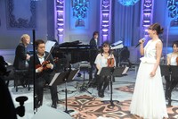 見つめ合う小室哲哉（左端）と華原朋美（右から2番目）。(c)スカパー！音楽祭 2015