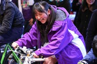 発電する堀くるみ。