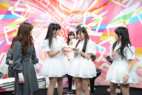 松村沙友理とAnge☆Reveによる「天使と悪魔と○○と」の様子。