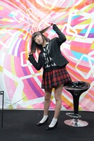 「おバカっぽく」というお題でポーズを決める夢みるアドレセンスの京佳。