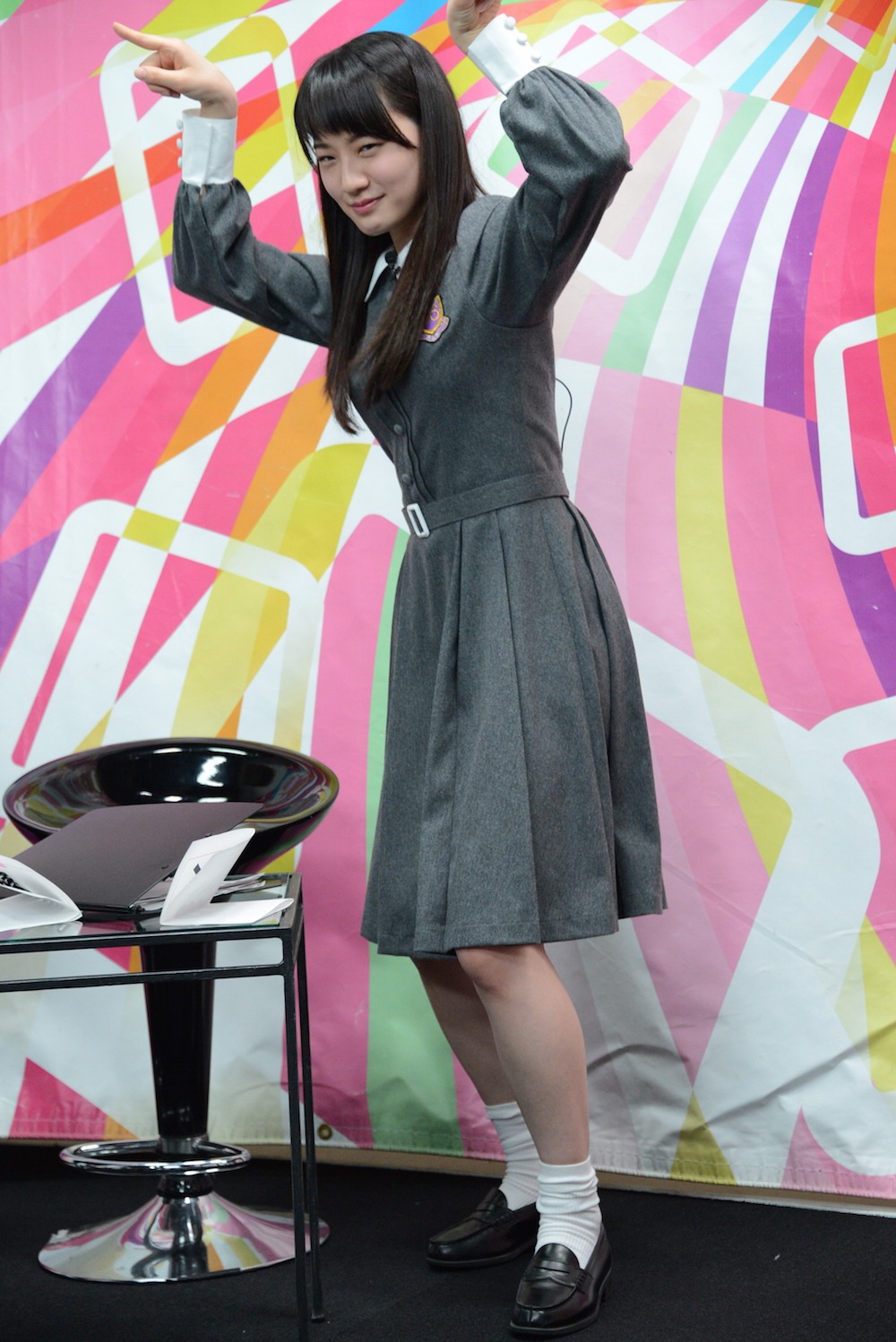 「悪魔っぽく」というお題でポーズを決める中田花奈。