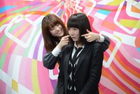 左から松村沙友理、夢みるアドレセンスの京佳。