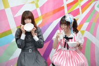 「早食い対決」を行う松村沙友理（左）と武田紗季（右）。